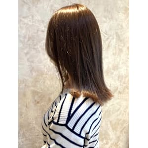 オリーブベージュ　ミディアム　顔周りレイヤー　艶髪ストレート