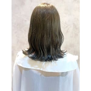 オリーブベージュ　寒色系カラー　外ハネミディアム　透明感