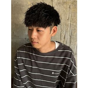 ツイストスパイラルパーマ　刈り上げ　ツーブロック　マッシュ