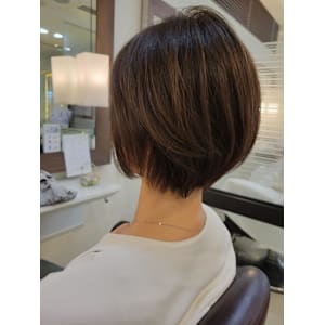 耳かけ丸みショートボブ　丸みショートボブ