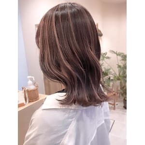 【VERBENA】ピンクグレージュのハイライトスタイル