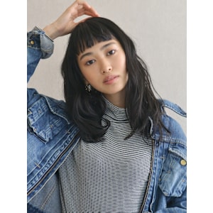 眉上バングの黒髪ウェットヘア