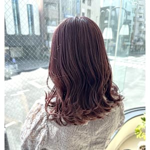 カシスカッパーのグラマラスカラーで仕上げるクラシックカール