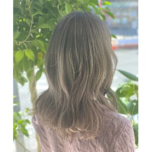 アッシュが映えるミディアムゆるふわカール