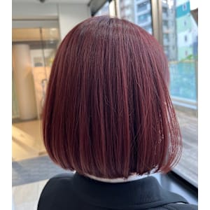 カシスレッドがきれいに見えるボブスタイル