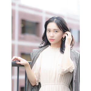 耳掛けセンターパート×濡れ髪外ハネミディ