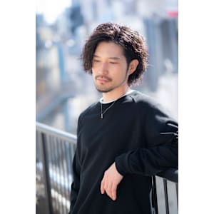 色気溢れるメンズロング×パーマの耳掛けスタイル