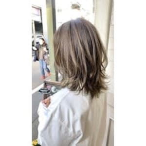 2024春夏ヘアーカーキベージュのウルフミディアム赤羽美容