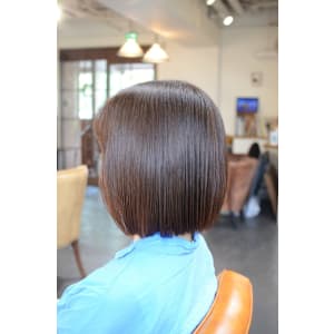 切りっぱなしボブスタイル