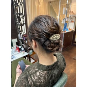 ヘアアレンジ【シニヨンスタイル】