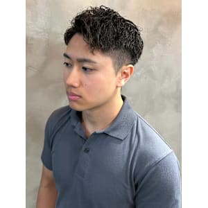 ツイスパ　刈り上げショート　サイドパート　アップバング