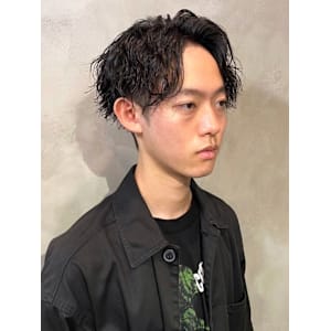 ツイストスパイラルパーマ　センターパート　前下がりマッシュ