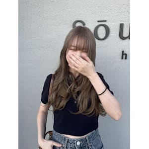 オリーブベージュ