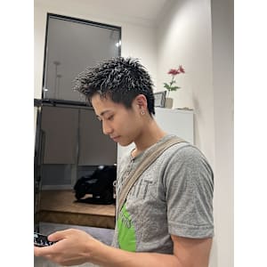刈り上げアップバングスパイキーショート