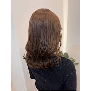 ミディアムヘア×モカベージュ