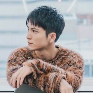 アップバングショート刈り上げ黒髪短髪マッシュ波巻きパーマ