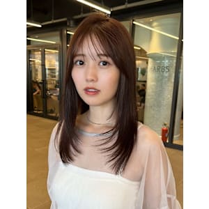 ナチュラルハイレイヤーカットストレートヘアぱっつん前髪