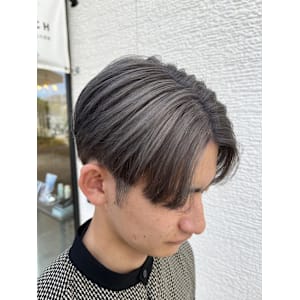 グレージュ×センターパート