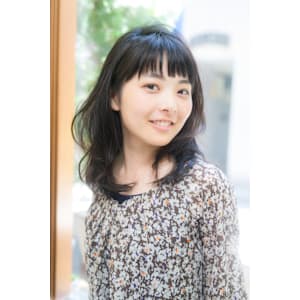 前髪は短くシースルー風ナチュラルミディアム
