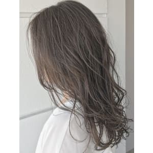 細かいハイライト入れた透明感グレージュカラー