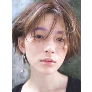 ラフなセンターパートで色っぽく