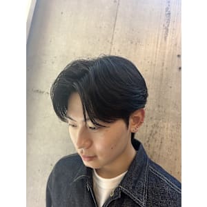 メンズ韓国ヘア／カルマパーマ／センターパート／原宿／表参道