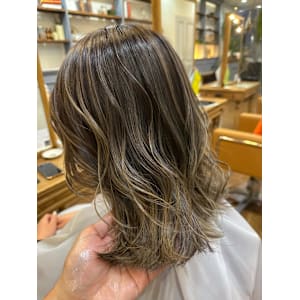 【シャドウルーツ＆ミルクティーハイライト】