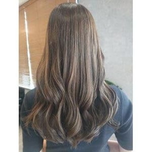 スモーキーグレージュ×巻き髪ロング