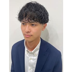波巻きパーマ　ミニマッシュ　ビジネス　20代　30代　束感