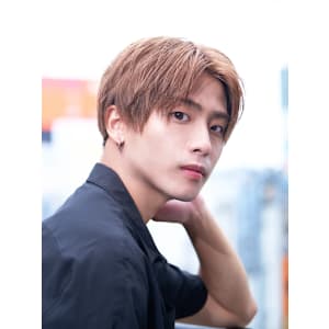 風になびく軽やかな質感。旬のセンターパートで洗練された印象へ