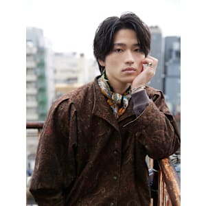 黒髪で遊ぶセンターパート