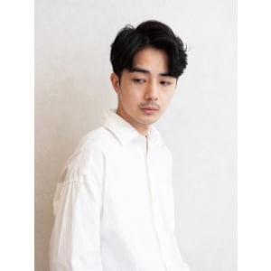 センターよりのサイドパート×ビジネスカジュアル