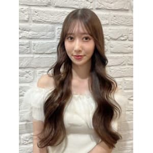 顔周りのレイヤーでつくる小顔カット