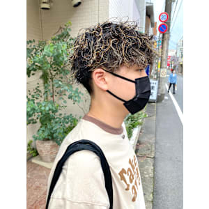 2024年大流行メンズ髪形ハイライトツイストスパイラルパーマ