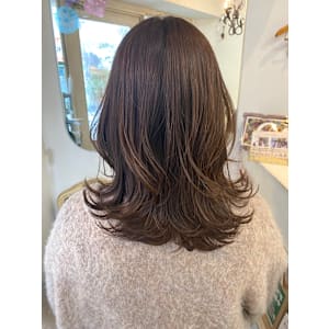 重めのゆる巻き重めミディアムキャラメルブラウン赤羽美容室