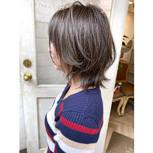 ダークグレージュ外ハネくびれミディアム2024年大人気髪形