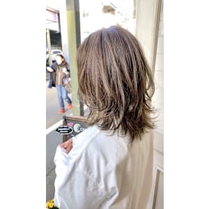 大人気ヘアカラー透明感カラーカーキグレージュウルフミディアム
