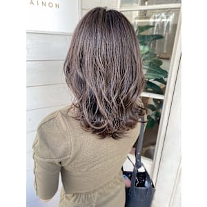 丸顔ベース顔に似合う髪型鎖骨下くびれミディアム