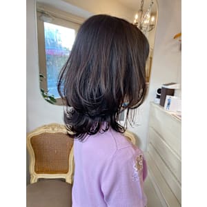 2024年東京美容室人気ヘアスタイル黒髪くびれミディアム