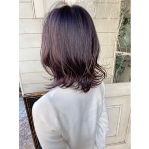 動きの出るミディアムヘア空気感暖色系カラー