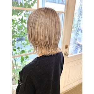 美容室赤羽店ハイトーン前髪なしハンサムくびれ切りっぱなしボブ