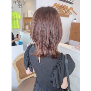 CHAINONミディアムスタイル外はねイルミナカラー