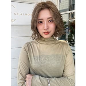 前髪長めセンターパートミディアムスタイル