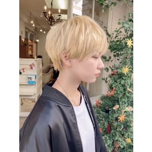 ショート襟足長めブロンド貫っぱなしヘア赤羽