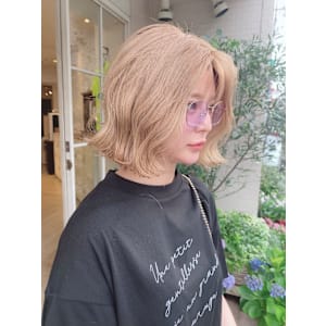 外国人ブロンドヘア2024人気ボブスタイル