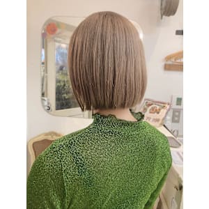切りっぱなしプツッとボブ2024人気ツヤイルミナカラー