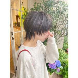 赤羽ウルフ2024人気ツヤイルミナカラーアッシュ