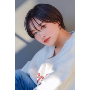 クール＆フェミニンなショートスタイル