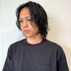 ウルフ　黒髪　パーマ　ミディアム　