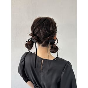 ツインシニヨンアレンジ/リボンアレンジ/結婚式お呼ばれヘア